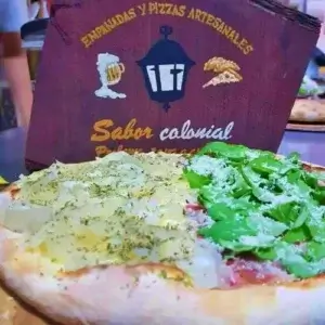 pizza artesanal doble sabor con queso mozzarella, cebolla, y rúcula