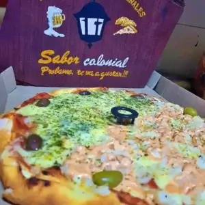 clásica pizza artesanal doble sabor, con queso mozzarella mas espinaca, palmitos y aceitunas