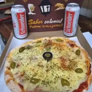 pizza artesanal con queso roquefort, aceitunas verdes y cerveza Schneider